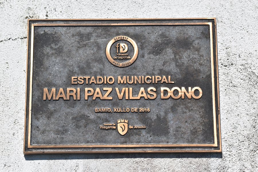 File:Campo de fútbol Mari Paz Vilas Dono en Bamio, Vilagarcía de Arousa - placa.jpg