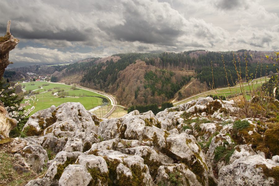 Karstfelsgruppe am Zusammenfluss von Fehla und Lauchert im Laucherttal bei Veringenstadt