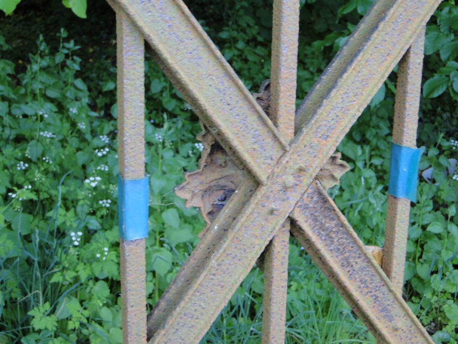 Alter Friedhof in Tribsees mit denkmalgeschütztem Gebäude