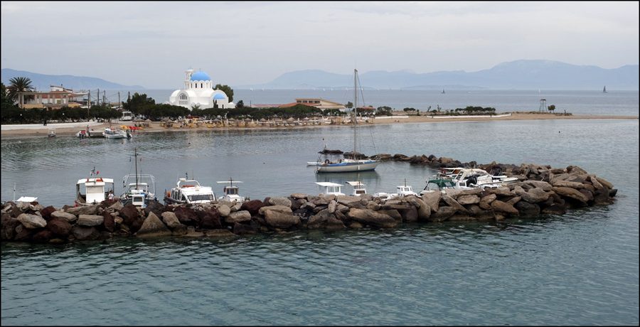 Hafen und Strand von Skala auf der Insel Angistri im Saronischen Golf
