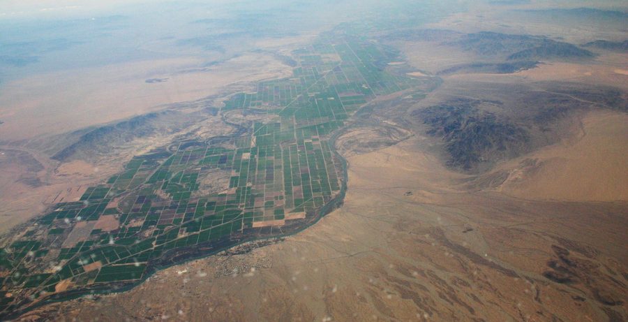 Luftaufnahme des Parker Valley mit dem Colorado River bei Parker, Arizona