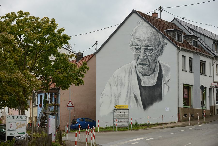 Porträt des Malers und Grafikers Walter Bernstein als Graffiti an einer Fassade in Schiffweiler