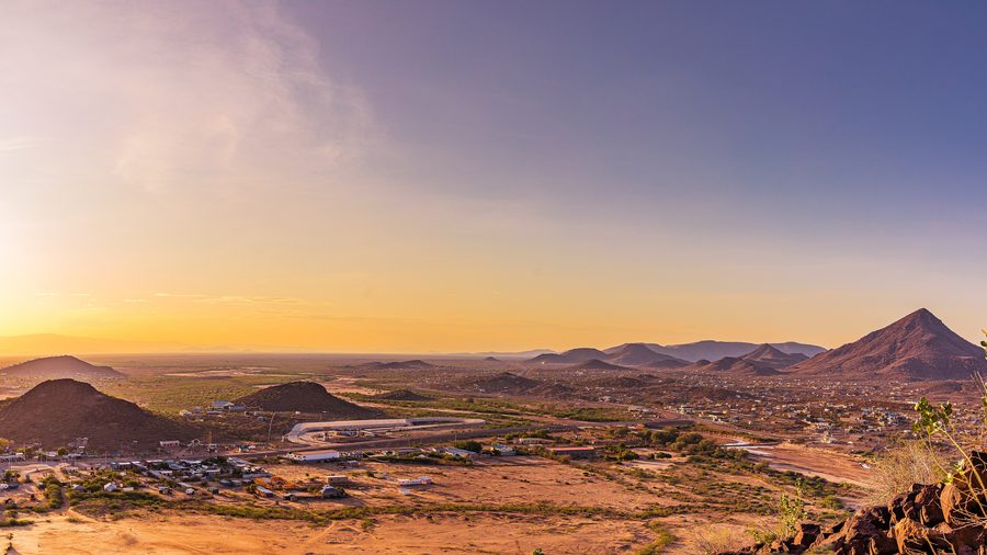 Sonnenuntergang über dem Ort Lodwar mit den Loima Hills im Hintergrund.