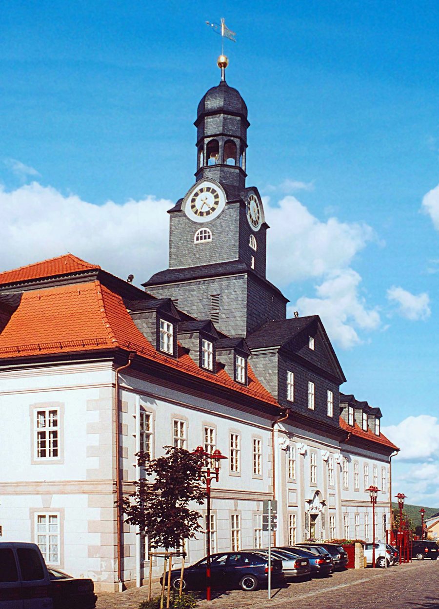 Barockes Rathaus am Markt in Königsee-Rottenbach