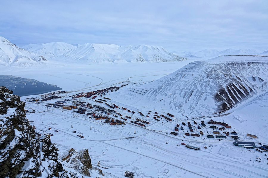 Longyearbyen in der arktischen Landschaft von Svalbard