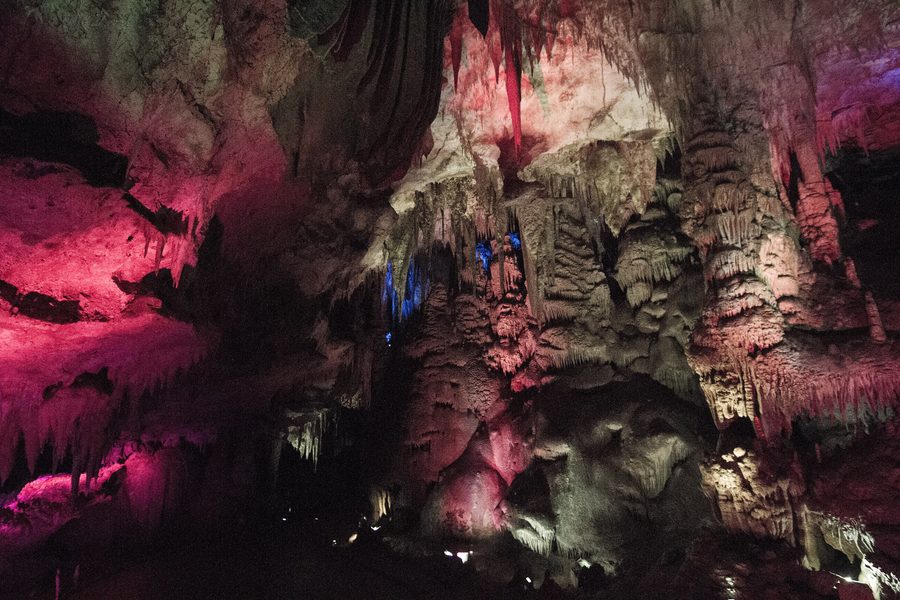 Beleuchtete Tropfsteinhallen der Prometheus-Höhle in der Gemeinde Tskaltubo