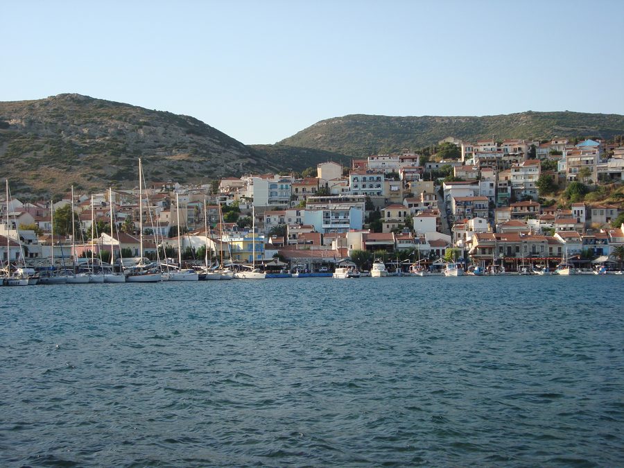 Hafen von Pythagorio auf Samos mit Gebäuden am Wasser