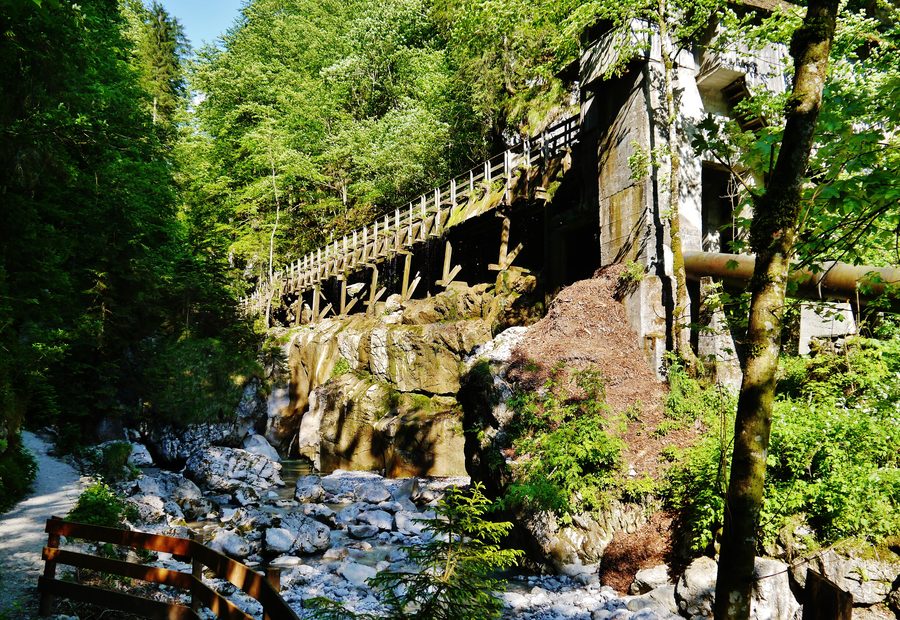 Holzstege führen durch die Seisenbergklamm bei Weißbach bei Lofer.