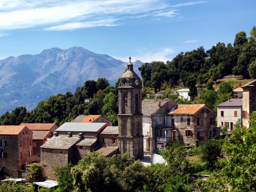 Kirchturm der Kirche Saint-Césaire in Bustanico