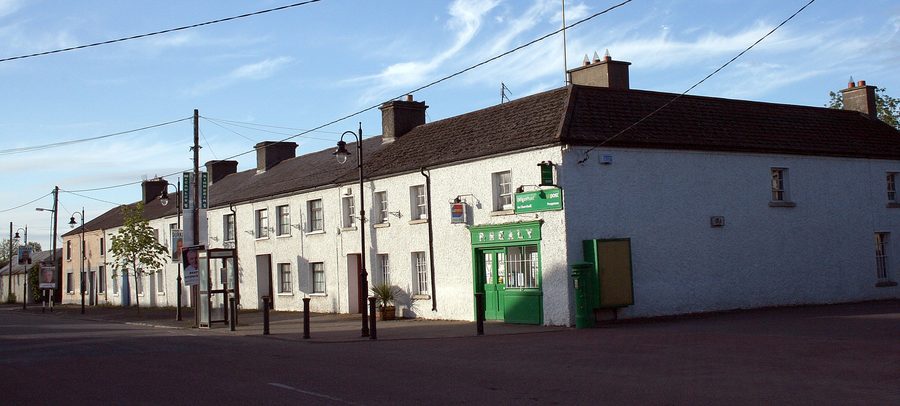 Älterer Teil von Prosperous im County Kildare an der R408
