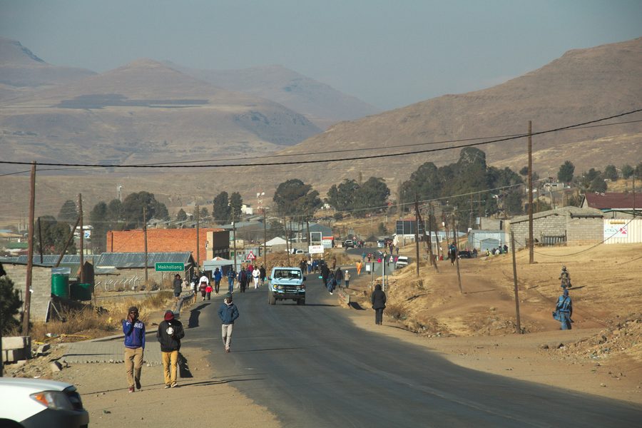Mokhotlong vu depuis la route à l’entrée de la ville, en descendant du col de Sani