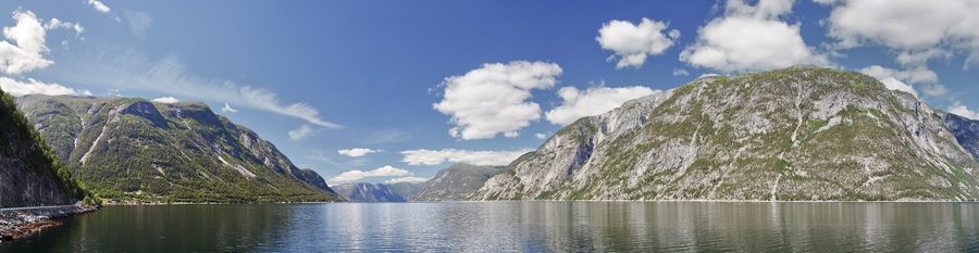 Blick über den Årdalsfjord in Richtung Westen