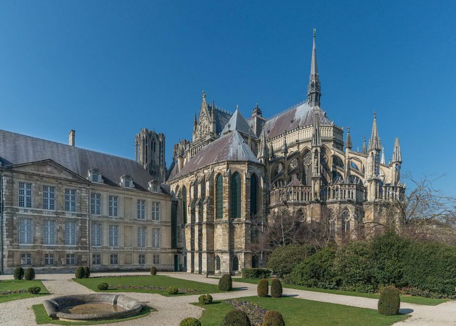 Palais du Tau und Kathedrale Notre-Dame de Reims von Osten gesehen