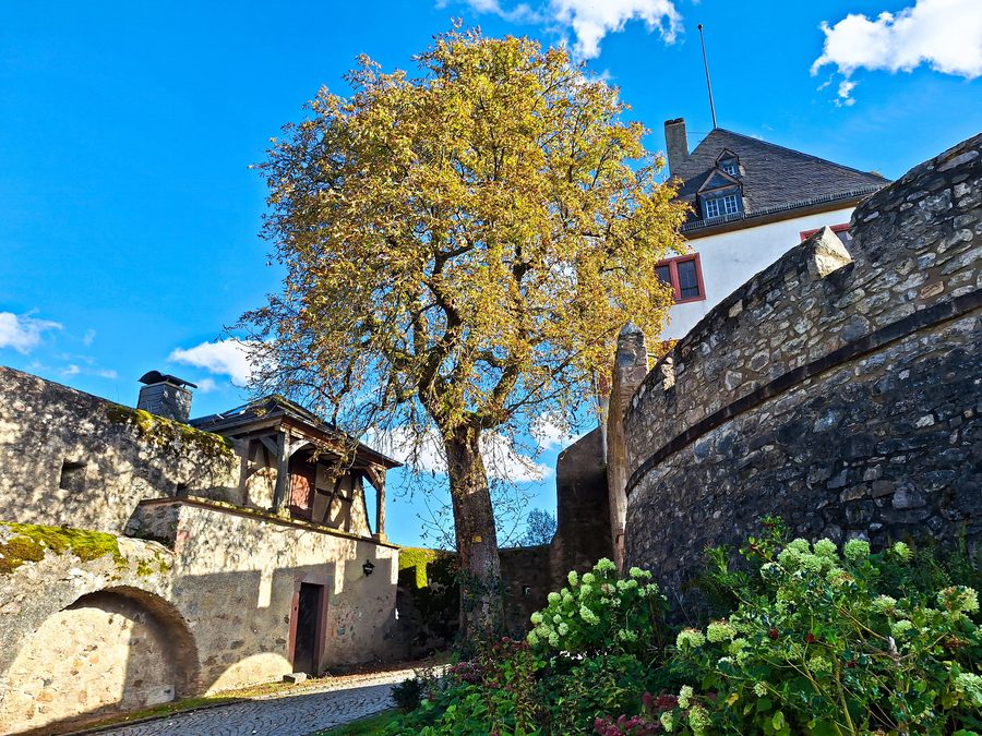 Hauptzugang zum Schlosshof von Schloss Lichtenberg in Fischbachtal