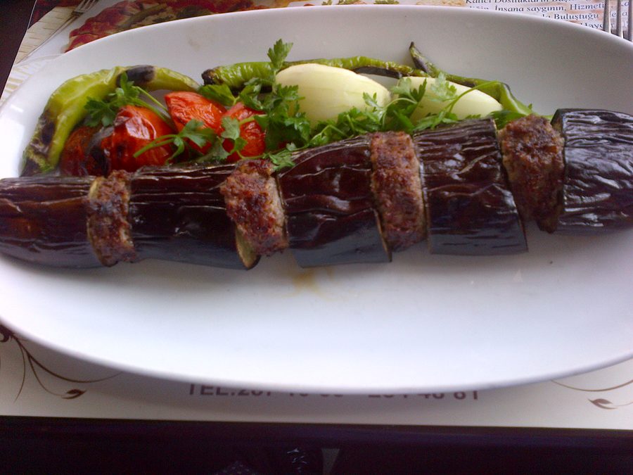 Patlıcan kebabı, ein Auberginen-Kebab aus der Küche von Gaziantep