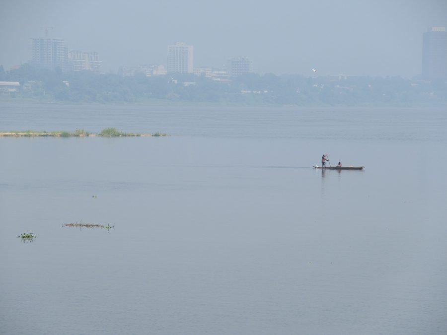Menschen mit einem Kanu auf dem Kongo-Fluss