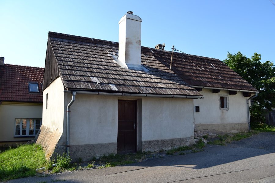 Historisches Dorfhaus in Chrášťany im Bezirk Praha-Západ