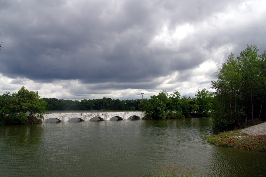 Teichlandschaft mit Brücke in Südböhmen