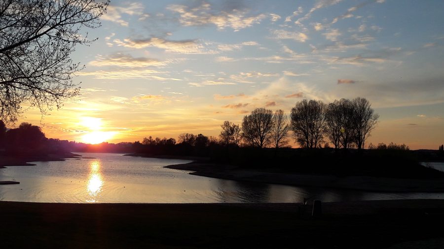 Strand bei Giesbeek am Rhederlaag bei Sonnenuntergang