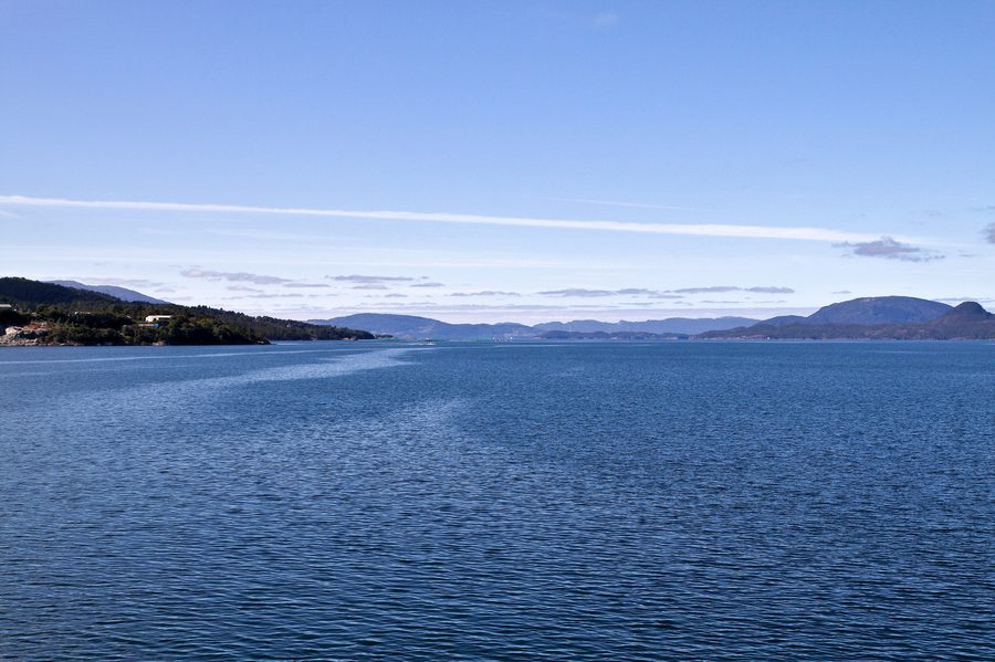 Skånevikfjorden sett frå ferja mellom Skånevik og Utåker, med øya Halsnøy til høgre.