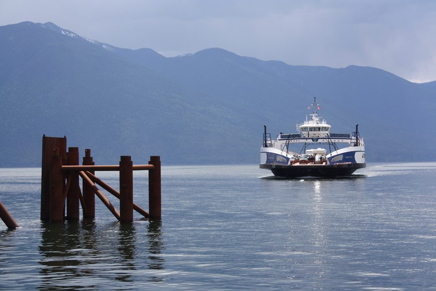 Fähre auf dem Kootenay Lake vor einer Bergkulisse