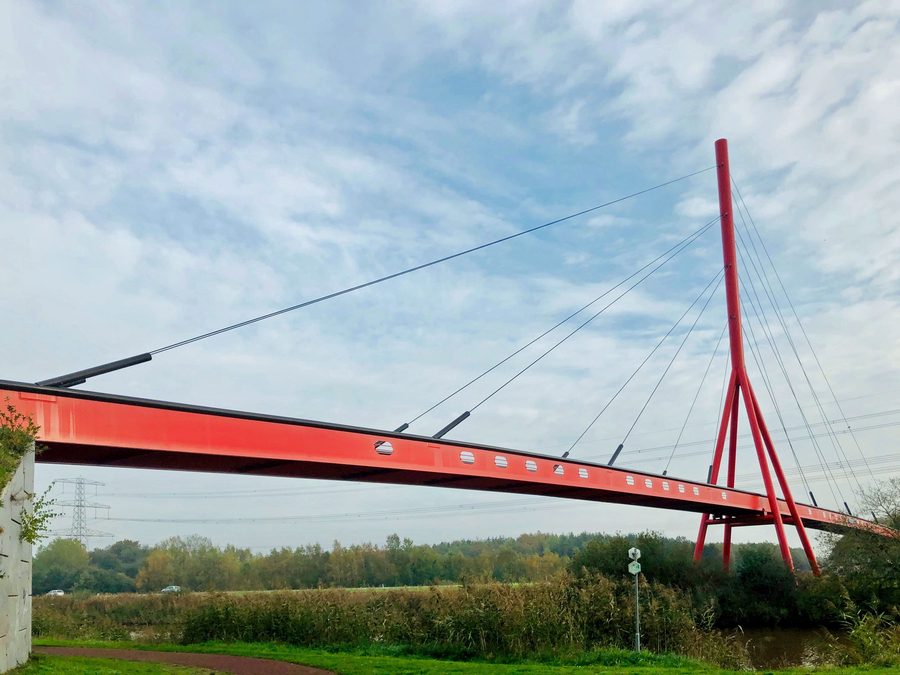 Die Rote-Loper-Brücke über den A.G.-Wildervanck-Kanal und die N366 zum Vledderbos