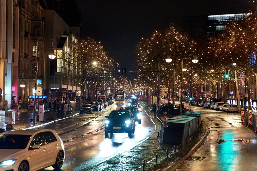 Kurfürstendamm in Berlin-Charlottenburg mit nächtlicher Weihnachtsbeleuchtung