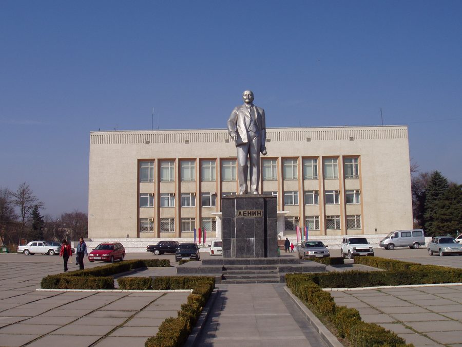 Памятник Ленину перед зданием городской администрации в Прохладном