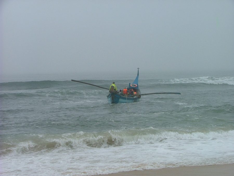 Bateau quittant la plage de Praia de Vagueira pour la pêche arte xavega