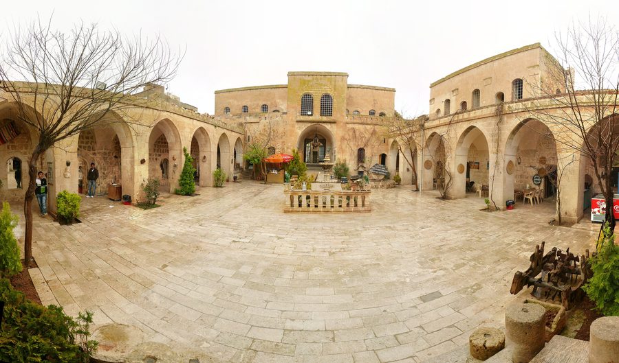 Steinernes Gebäude des Gelüşke Han in Midyat