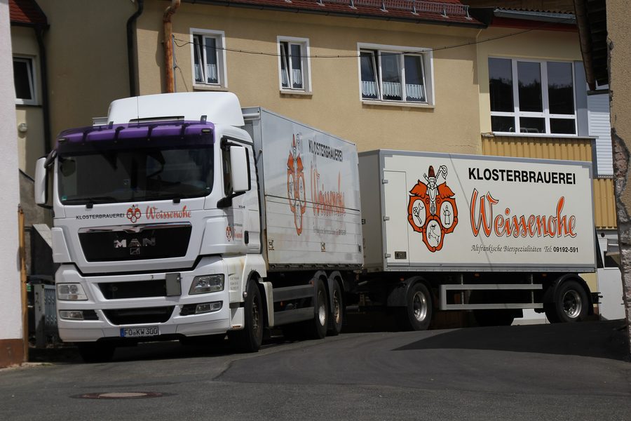 Lastwagen vor der Klosterbrauerei Weißenohe