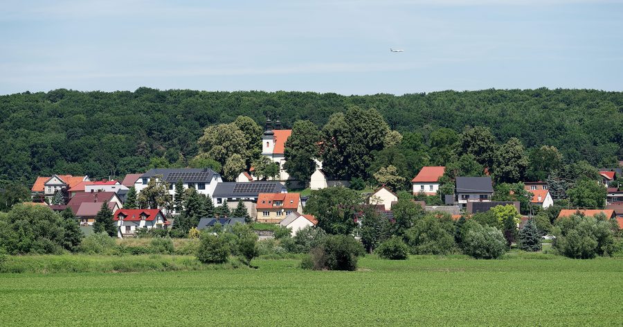 Blick auf Czernichów vom gegenüberliegenden Ufer der Weichsel