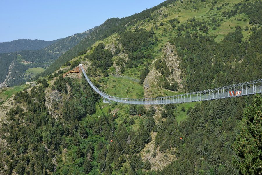 Tibetische Brücke in Canillo über einem Bergtal in Andorra