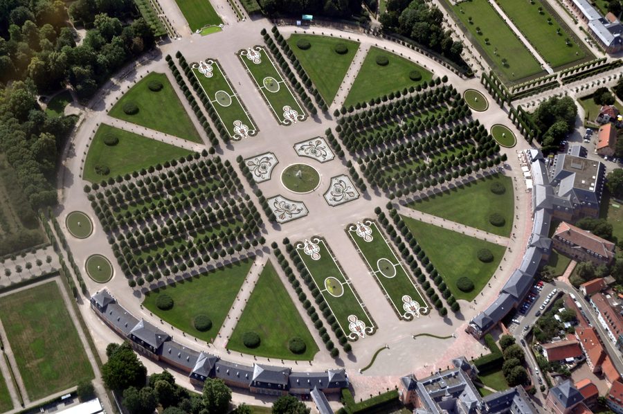 Luftbild des Eingangsbereichs im Schlossgarten Schwetzingen