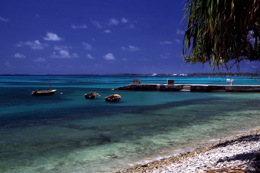 Strand und flache Küstenlandschaft auf Funafuti in Tuvalu