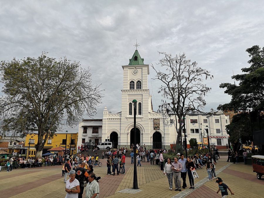 Iglesia de Santa Bárbara, Santa Bárbara, Antioquia, Colombia, vista desde el parque