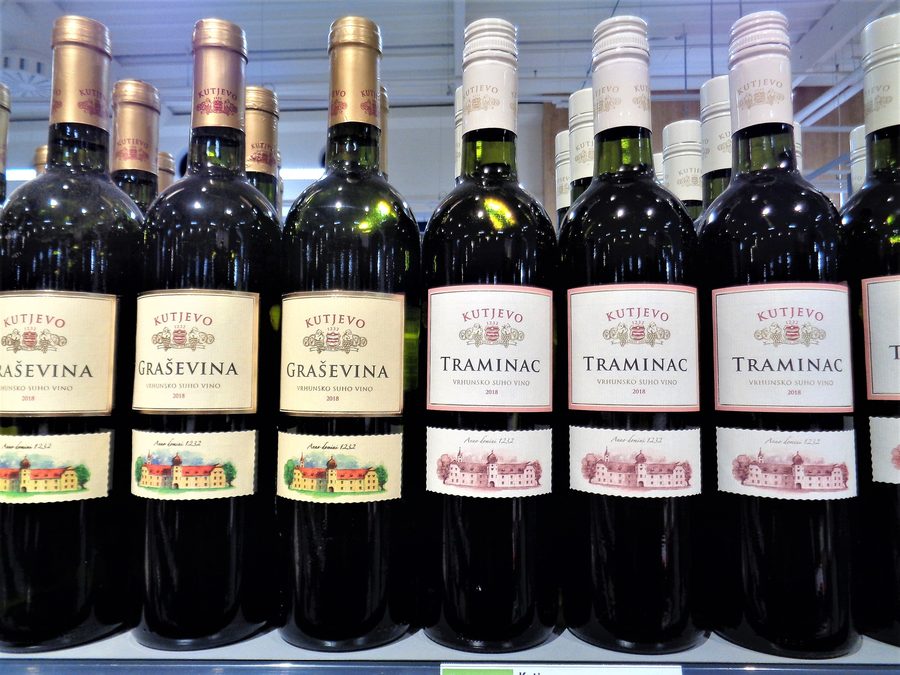 Flaschen mit Graševina- und Traminac-Wein aus der Gespanschaft Požega-Slawonien