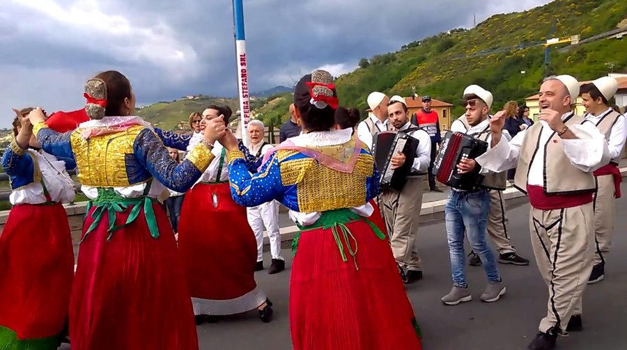 Arbëreshë-Tracht aus Lungro bei einer Kulturveranstaltung