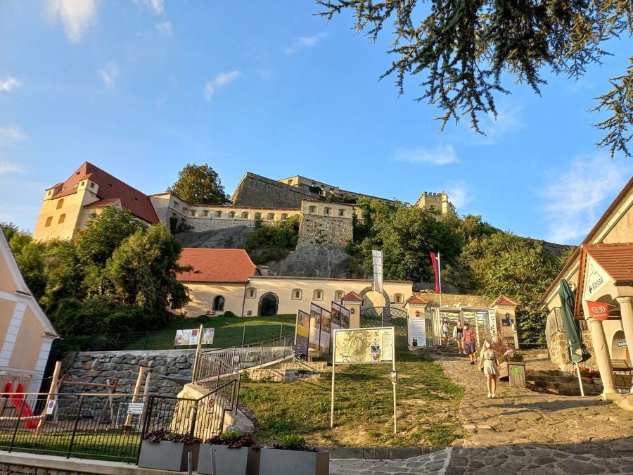 Burg Riegersburg auf einem Felsen in der Südoststeiermark.
