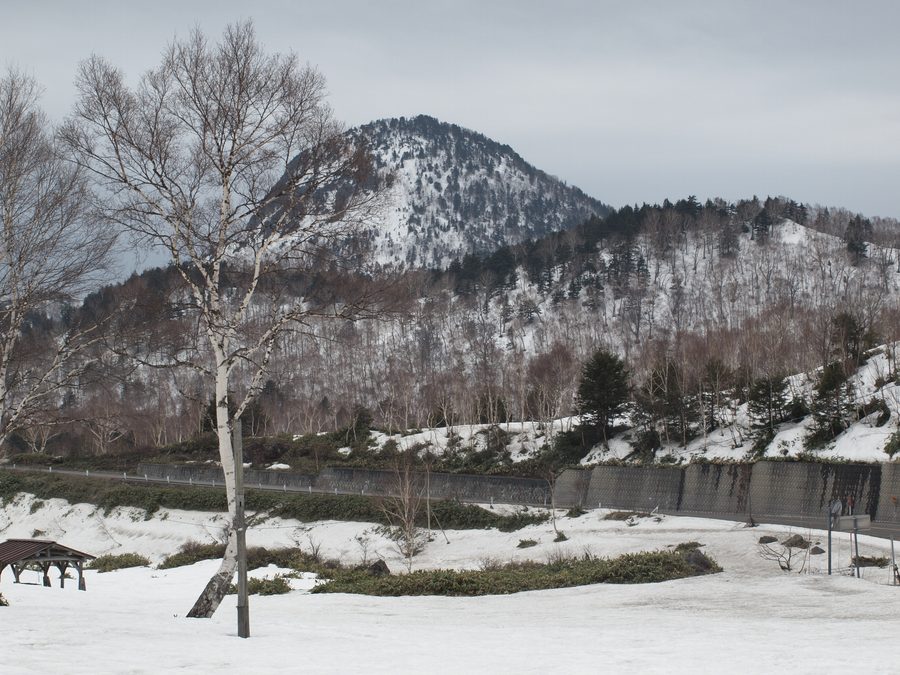 Nationalstraße 292 und der Berg Kasagatake in Hirao, Yamanouchi, Präfektur Nagano