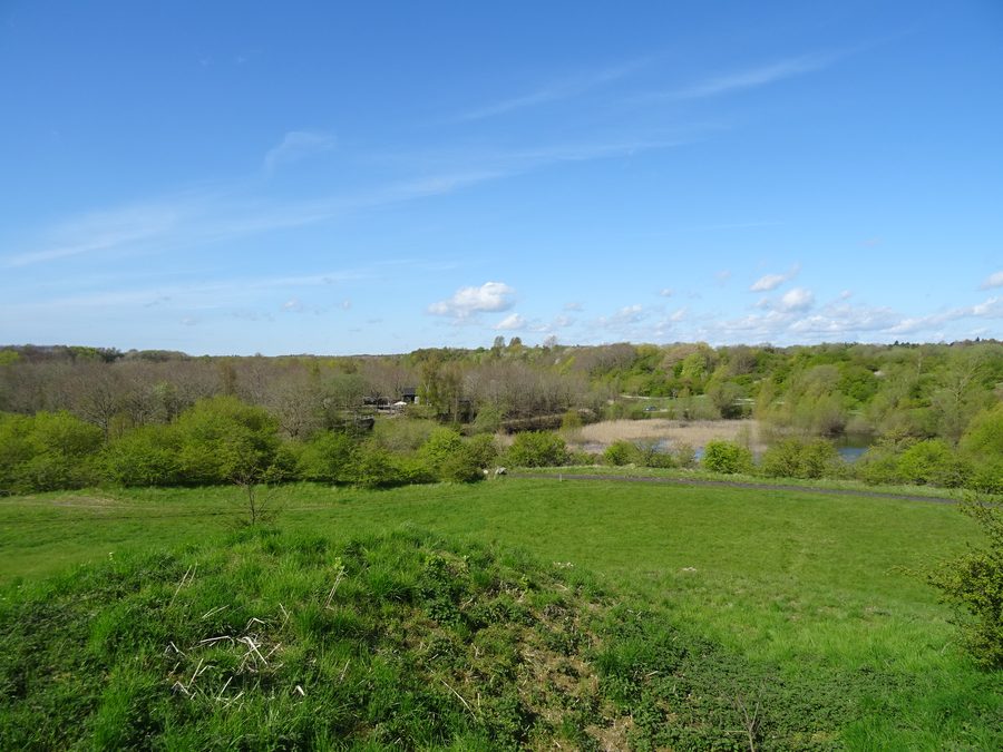 Blick über die offene Landschaft von Hedeland vom bronzezeitlichen Grabhügel Brandhøj