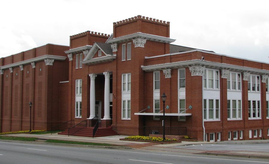 Blick vom Pike Street auf das Aurora Theatre in Lawrenceville, Georgia