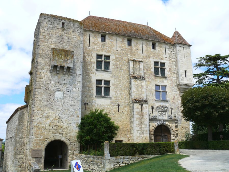 Façade de l'entrée du Château de Gramont dans le Tarn-et-Garonne