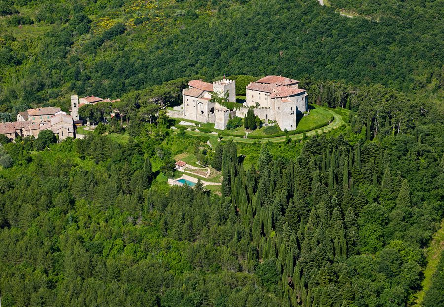 Borgo di Montegiove mit mittelalterlicher Burg und der Kirche San Lorenzo in Umbrien