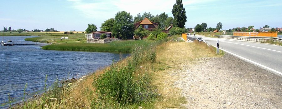 Brücke des Poeler Damms zwischen dem Festland und der Insel Poel