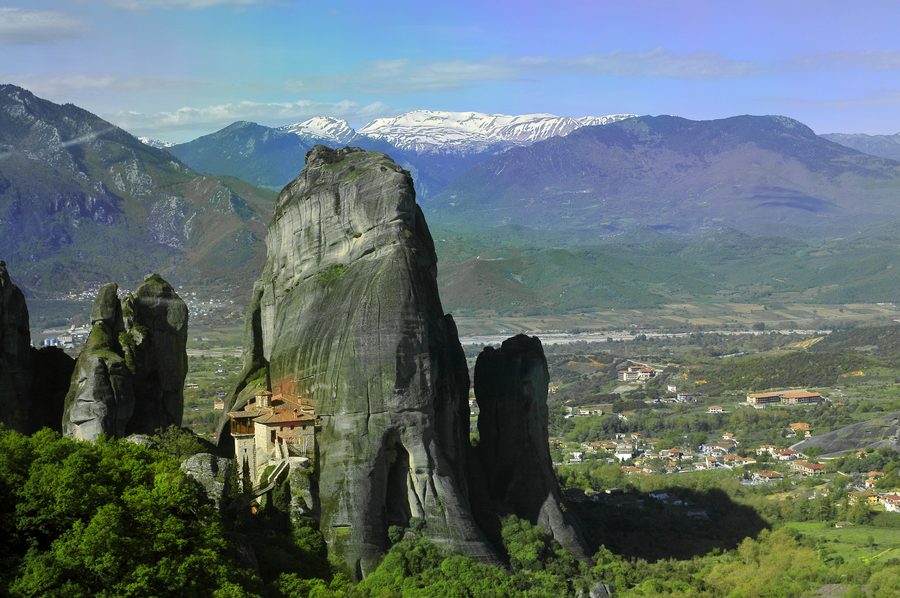 Rousanou-Kloster auf einem hohen Felsen in der Landschaft von Meteora, Thessalien.