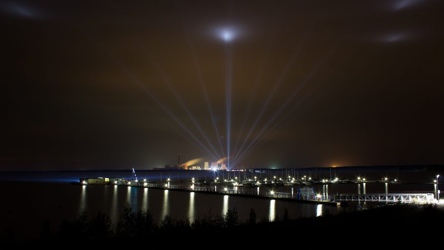 Blick über den Bärwalder See auf den Yachthafen und das Kraftwerk Boxberg