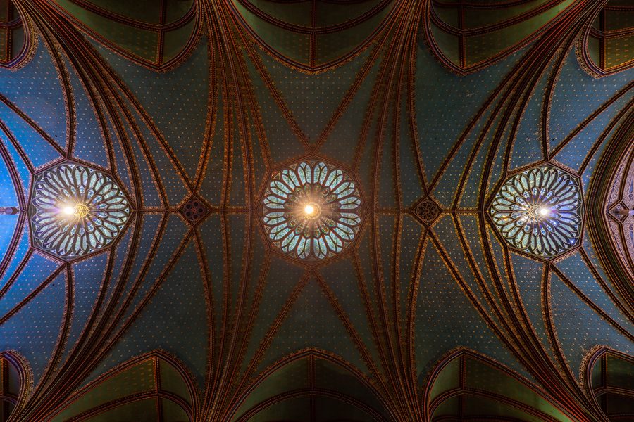 Innenraum der Notre-Dame-Basilika in Montreal mit farbigen Holzschnitzereien