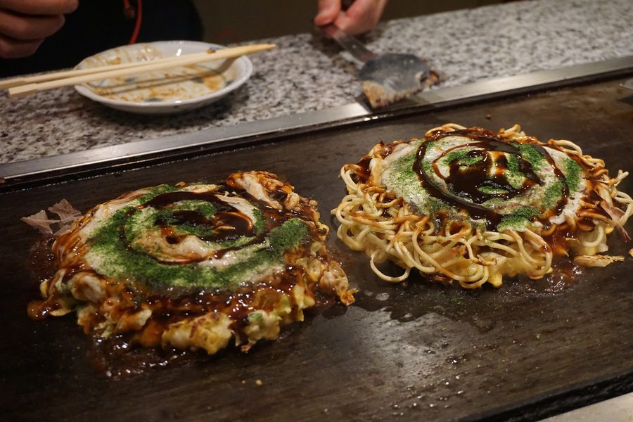 Okonomiyaki auf einer Teppan-Grillplatte in Osaka