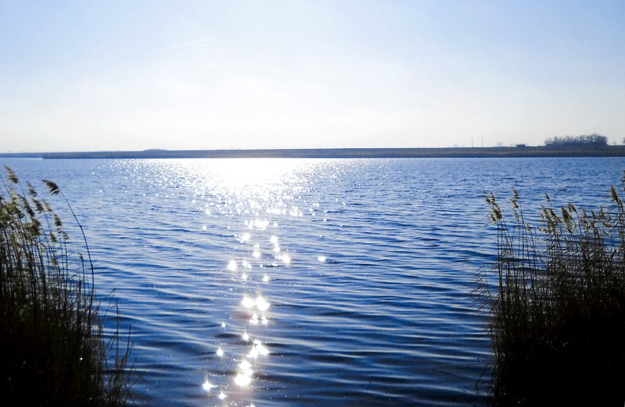 Lacul Amara mit seiner weiten Uferlandschaft